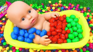 Захватывающее видео: Я смешиваю конфеты в ванне с Rainbow Skittles и нарезаю волшебную слизь ASMR
