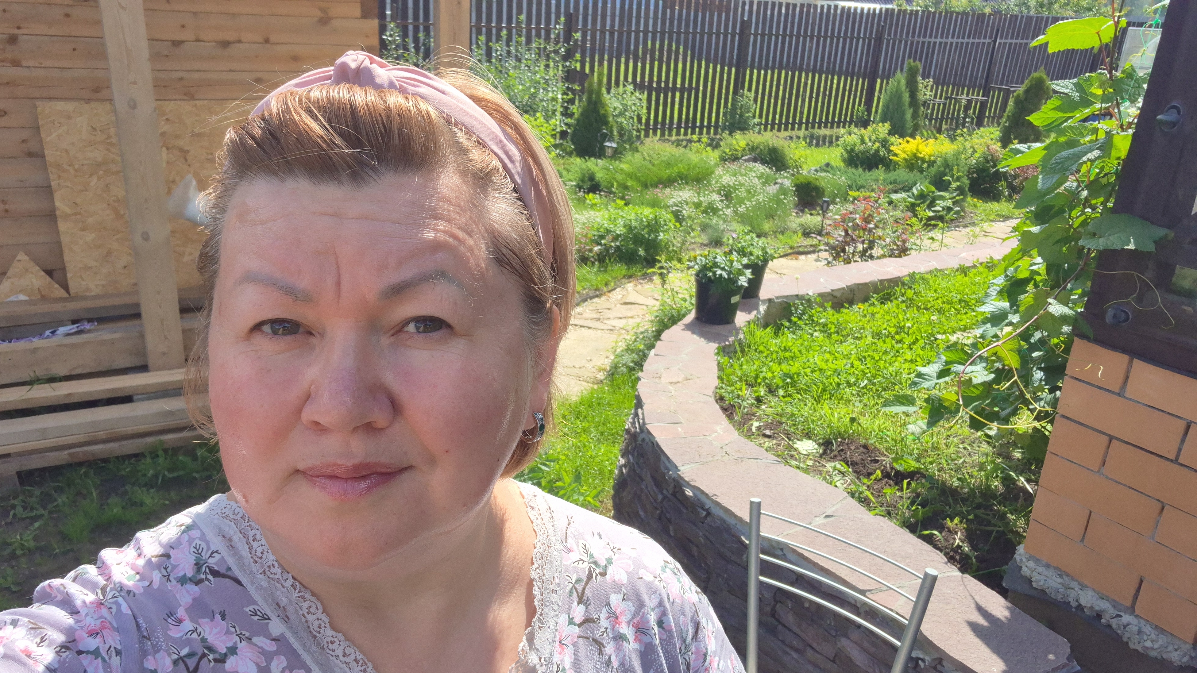 Отвечаю на вопрос. Гуляю в ночнушке по саду.