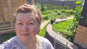 Отвечаю на вопрос. Гуляю в ночнушке по саду.