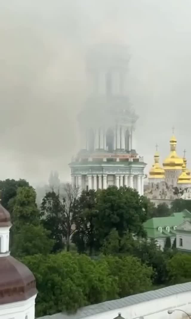 В Киеве горит крыша «Мистецького Арсенала»