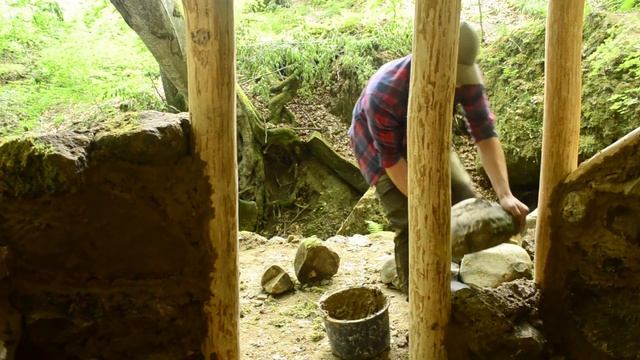 Выживание в дикой природе: Строительство лесной землянки из камня и бревен 🪓