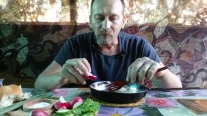Мукбанг. Обжорыч. Жареные яйца с салом и колбасой. Домашняя зелень.
