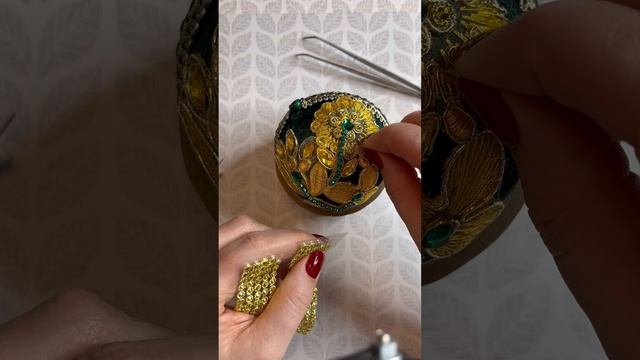 Создание новогоднего шара в бархате.Декор кружевом, стразами. Бант из атласных лент своими руками.