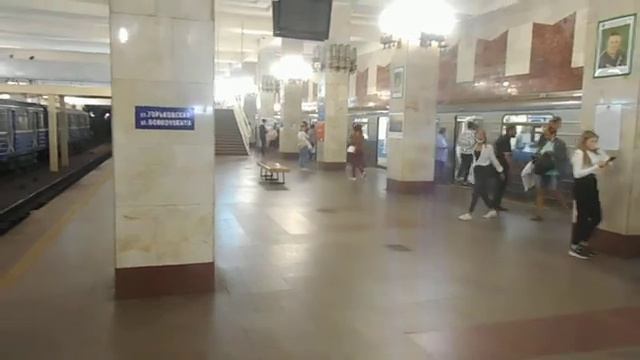 Нижегородское метро. Две "Шестёрки" и "Номерной" на станции "Московская" смотреть онлайн