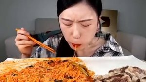 Мукбанг лапша булдаг и тушеная говядина  Еда на камеру🤤 залипательно