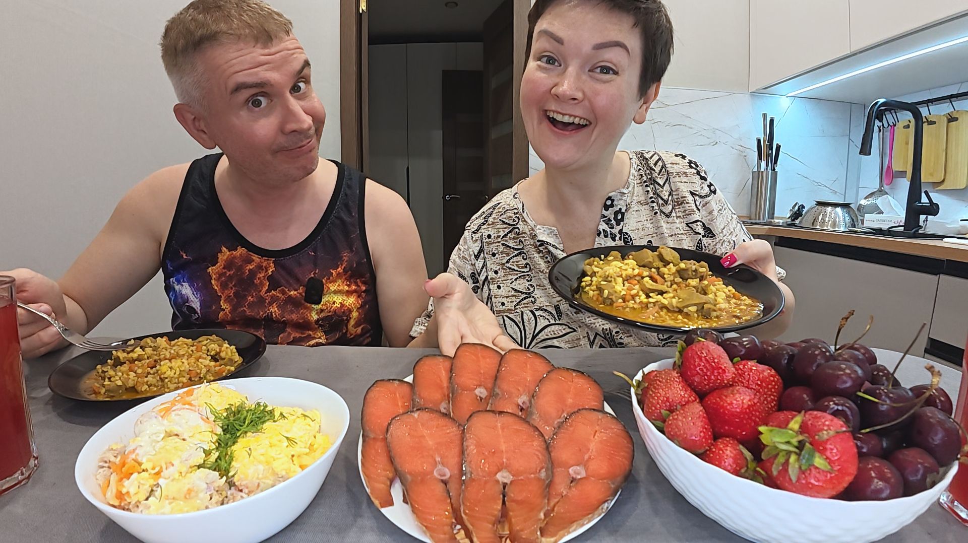 Мукбанг ОБМЫЛИ нашу ДОРОГУЮ ПОКУПКУ! ВКУСНОСТИ из магазина разлетелись в ДРАКУ СОБАКУ Семейный ужин смотреть онлайн
