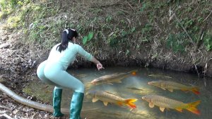 Уникальные навыки рыбалки: Лайфхак с использованием водяного насоса для ловли крупной рыбы.