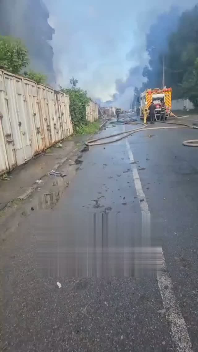 🔴🔥 Пожар после сегодняшней бурной ночи в районе ЖД станции «Почайна» в Киеве.🙂🔴