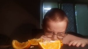 Я ем апельсин