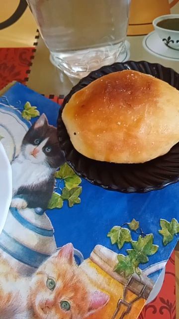 Пьём кофе и едим домашние пирожки с печенью.
