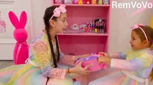 Влад и Ники семья. Майкл учит делиться девочек