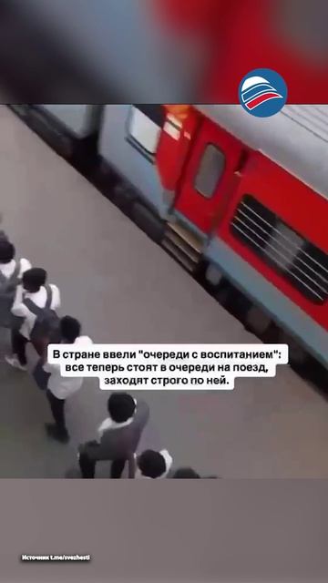 Палки в ход, чтобы сесть в поезд: в Индии решили бороться с давкой на вокзалах необычным способом
