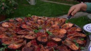 Kənd Həyatı. Свежая форель, приготовленная на дровах, с овощами из деревенского огорода