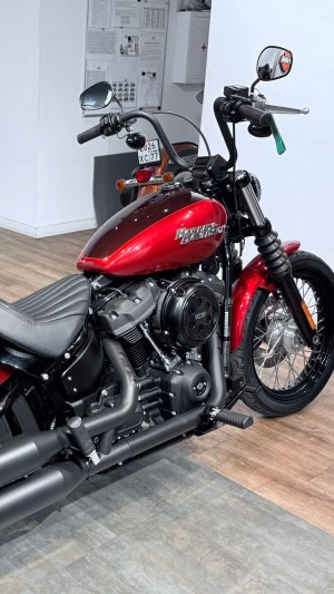2017 HD Street Bob Red Pearl Brown 9K (VIN 5HD***1880)