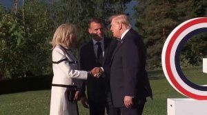Трамп изнасиловал жену Макрона рукопожатием ))