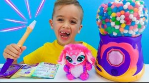 Ники играет с игрушкой Mixies Toy и помогает своим друзьям.