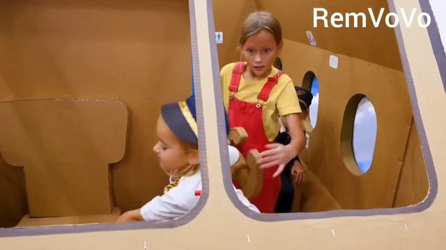 Влад и Ники семья. Аэропорт из картона