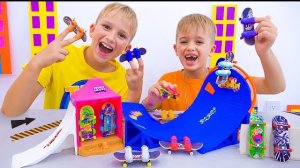 Влад и Ники развлекаются с грифами и игровыми наборами Hot Wheels Skate.