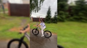 Под дождем на великах