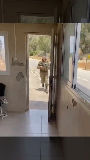 Израильский боец врезался в открытую дверь

Солдат бежал в укрытие в ходе налета дронов 