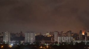 Ночные прилёты по Киеву и работа украинской ПВО в небе над городом, снятые  15-06-2026