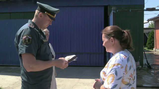 Курские спасатели МЧС России повели рейд по пожарной безопасности в Тазовском сельсовете