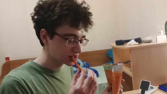 дасада пробует соевое мясо