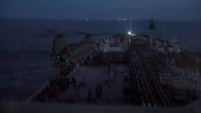 Кадры захвата танкера британцами.