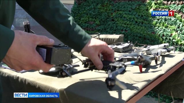 Кировские росгвардейцы представили на Прогулочной Спасской коллекцию дронов