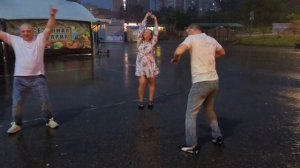 Танцы под дождём...