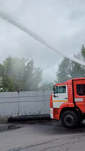 Автоцистерна пожарная АЦ-5,0-70 на шасси КАМАЗ 53605 в работе