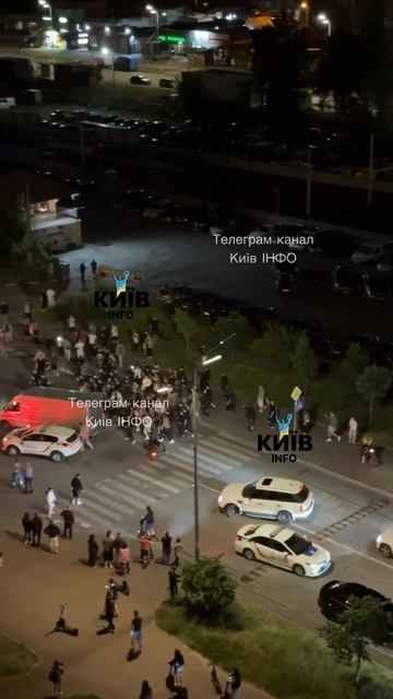 👀 В Киеве масштабный замес местных жителей с полицаями и людоловами Зелибобы !!!