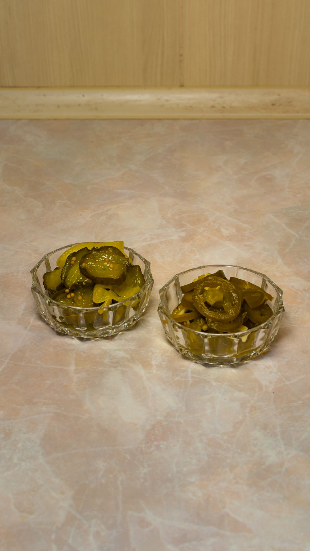 Маринованные огурцы Пикули и перец халапеньо