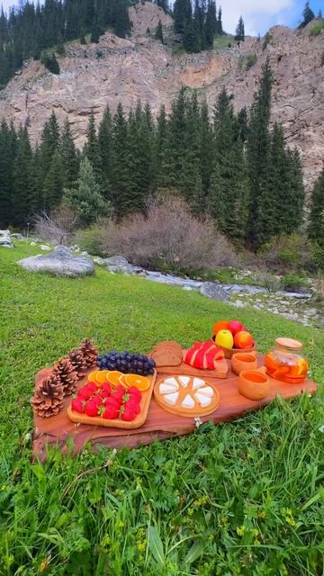 С кем бы вы устроили такой завтрак на природе ? 😍