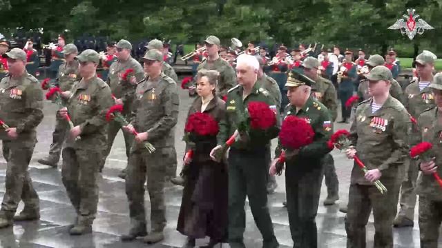 Министр обороны РФ и участники СВО возложили цветы к Могиле Неизвестного Солдата у Кремлевской стены