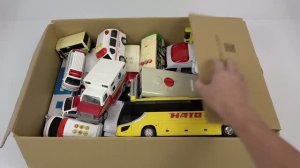 Мультики для детей и малышей. Обзор машинок из коробки. Достаем разные машинки из коробки.