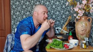 Мукбанг. Сарделька + курица из аэрогриля + шрирача +салат и петрушка. Еда на камеру.