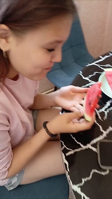 Пока за окном Урала дождливый июнь☔️ У нас в доме продолжается лето🌞Кстати,арбуз мог быть и послаще