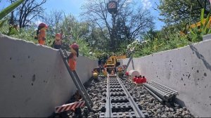 Грузовой поезд LEGO 7898 - Доставка железнодорожных сегментов - Видео о строительстве