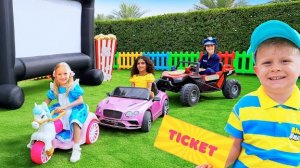 Оливер и мама играют в Автомобильный Кинотеатр 🚗🎬