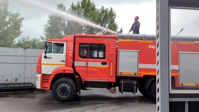 Автоцистерна пожарная АЦ-5,0-70 на шасси КАМАЗ 53605 в работе