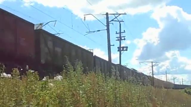 ВЛ80с-1350 с грузовым поездом, июнь 2017 года смотреть онлайн