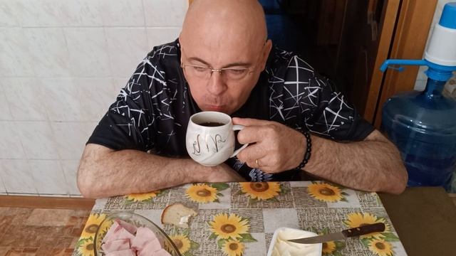 Мукбанг. Ветчина, плавленый сыр и кофе. Чемпионат мира по футболу.