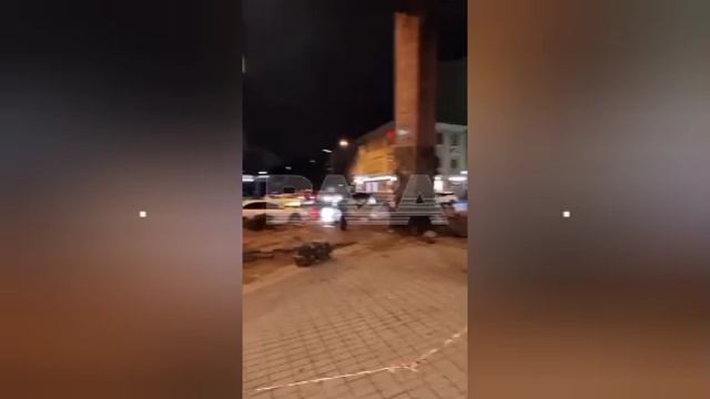 Мужчина жёстко избивал жену на глазах прохожих в Москве. Когда за девушку вступился случайный свидет смотреть онлайн