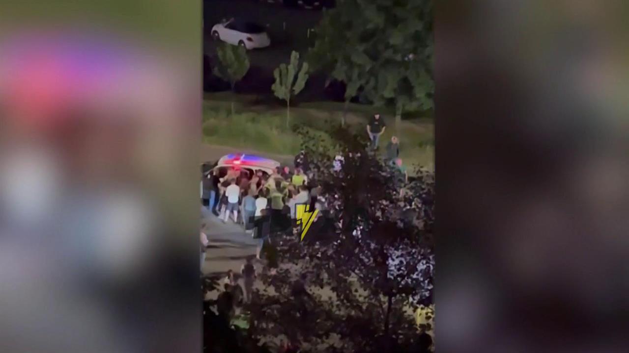 В Киеве сотни людей перекрыли дороги после того, как сотрудники ТЦК попытались забрать прохожего.