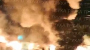 ‼️🇺🇦🔥Взрывы и пожары в Киеве: атака продолжается В ходе работы ПВО один из дронов упал на парк