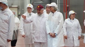 Оксана Лут и Василий Анохин посетили мясоперерабатывающий завод в Смоленской области
