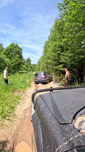 Никогда в жизни сюда больше не приедем говорит 😁 Помогаем вытаскивать машину на бездорожье #4x4