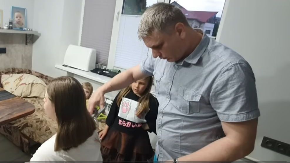 Просто ужас,Так изуродовать детей  Да папа еще тот парикмахер 😂😂😂😂😂😂