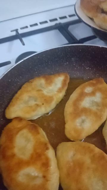 Жарим пирожки с капустой на скоростном тесте.